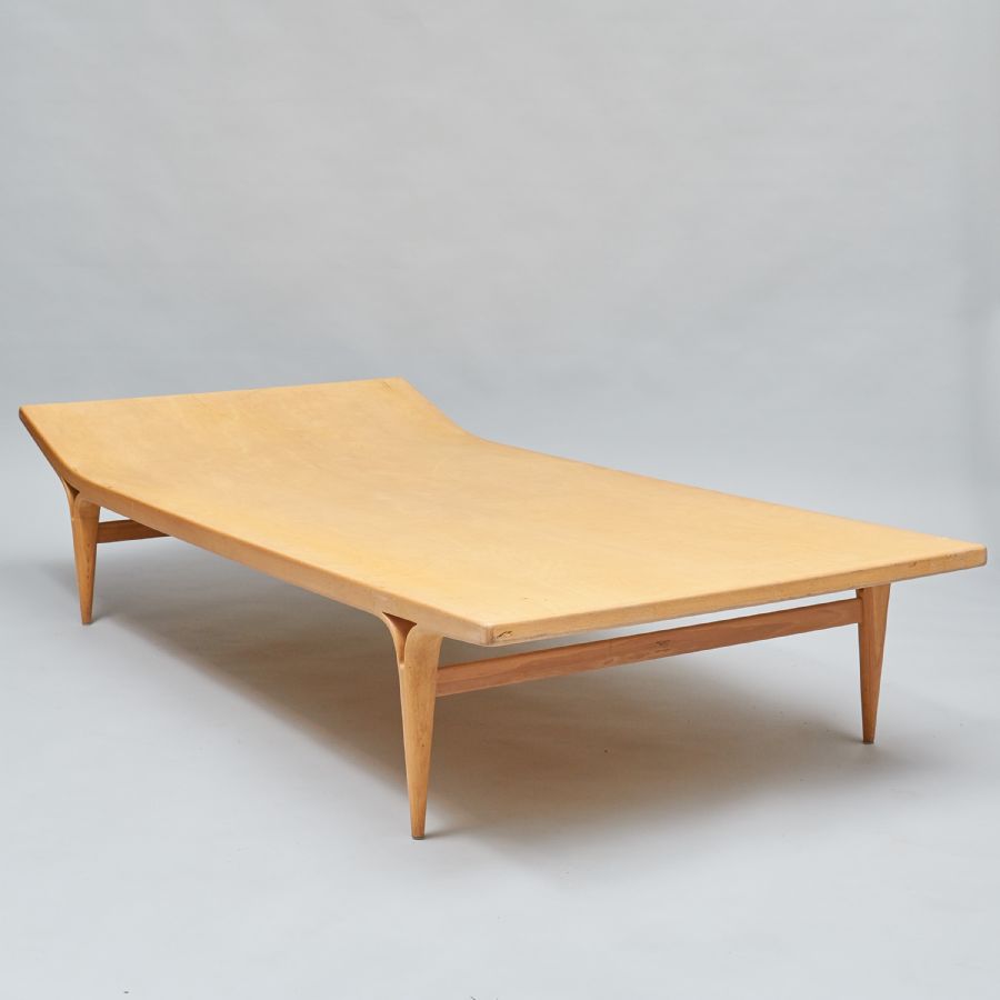 Dagbädd,"Berlin", design Bruno Mathsson (1907 1988), längd 195 cm, djup 95 cm, höjd 38 cm Dagbädd,"Berlin", design Bruno Mathsson (1907 1988), längd 195 cm, djup 95 cm, höjd 38 cm