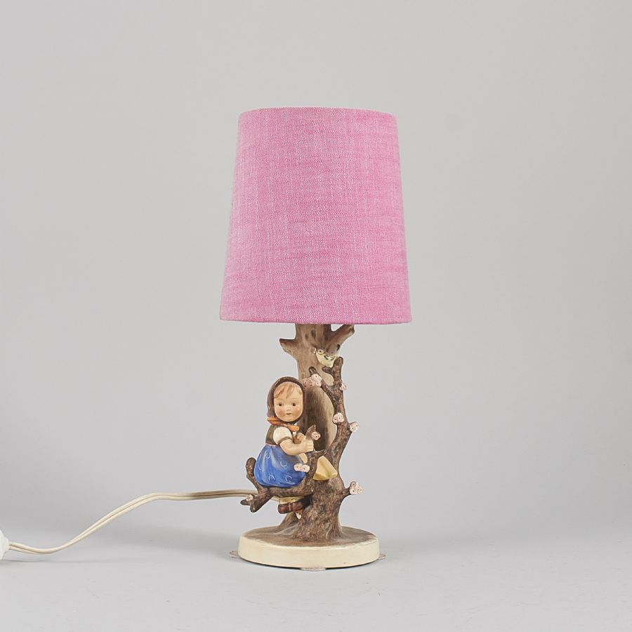 TABLE LAMP, Goebel, Hummel, porslin, figural. Höjd: 35 Metropol - Live Auctions and Online Auctions with art and antiques - 4469
