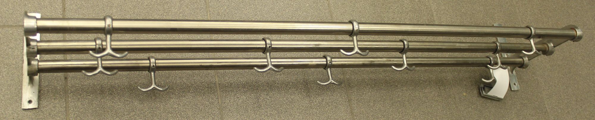 Hatthylla, metall, längd 118 764 1108 Metropol Auktioner Hatthylla, metall, längd 118 764 1108 Metropol Auktioner