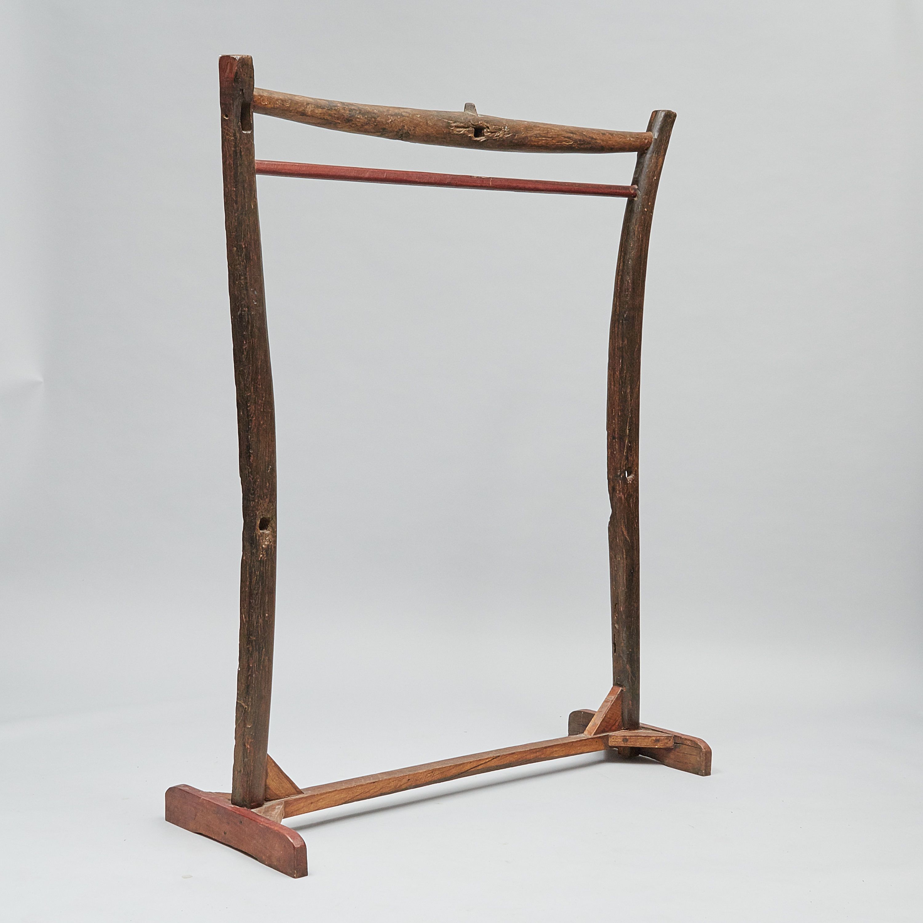 Klädhängare, Trä, längd 130 cm, höjd 150 cm 1018 8516 Metropol Auktioner Klädhängare, Trä, längd 130 cm, höjd 150 cm 1018 8516 Metropol Auktioner