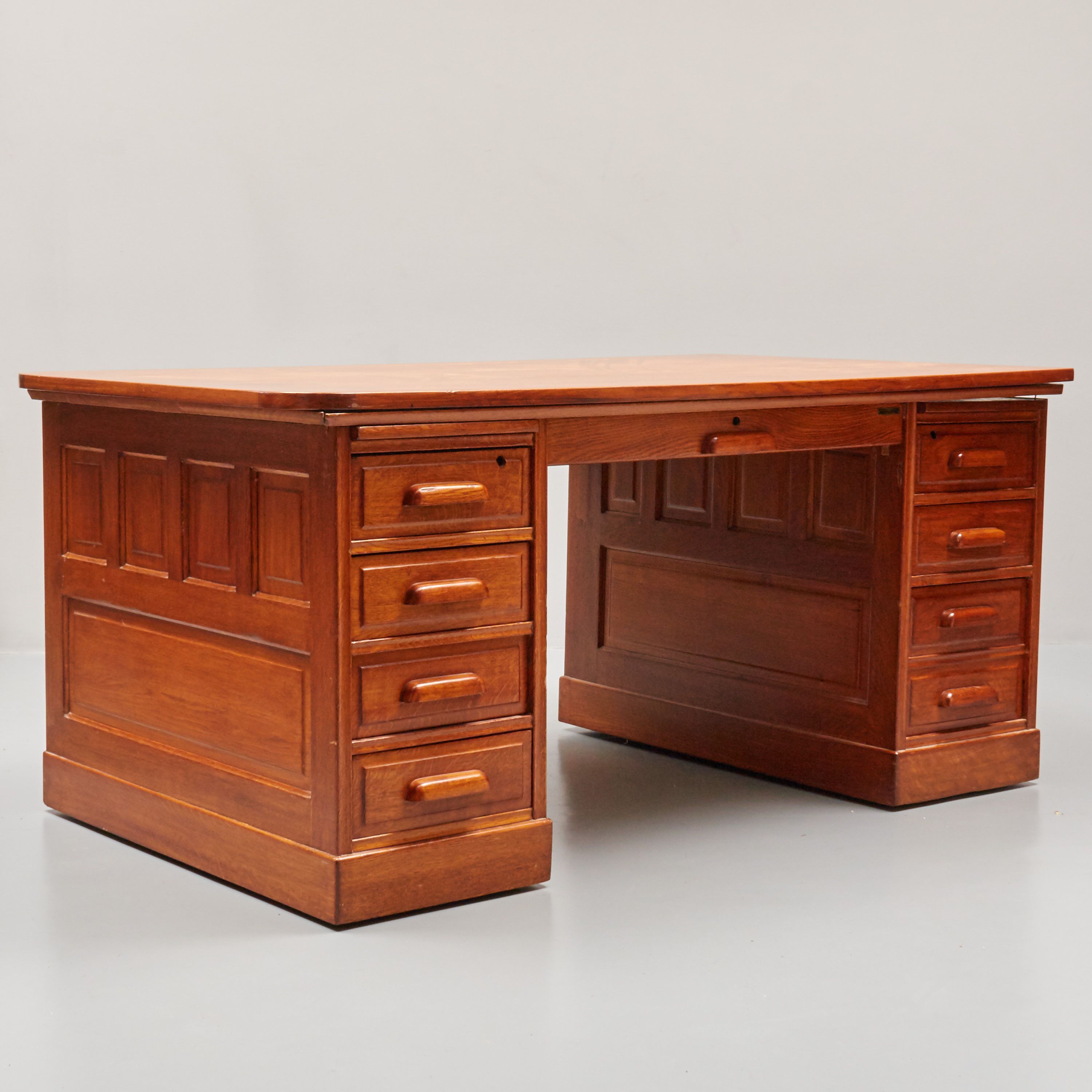 Skrivbord, ek, 1920 tal, längd 170 cm, djup 101 cm, höjd 78 cm 1042 5380 Metropol Auktioner Skrivbord, ek, 1920 tal, längd 170 cm, djup 101 cm, höjd 78 cm 1042 5380 Metropol Auktioner
