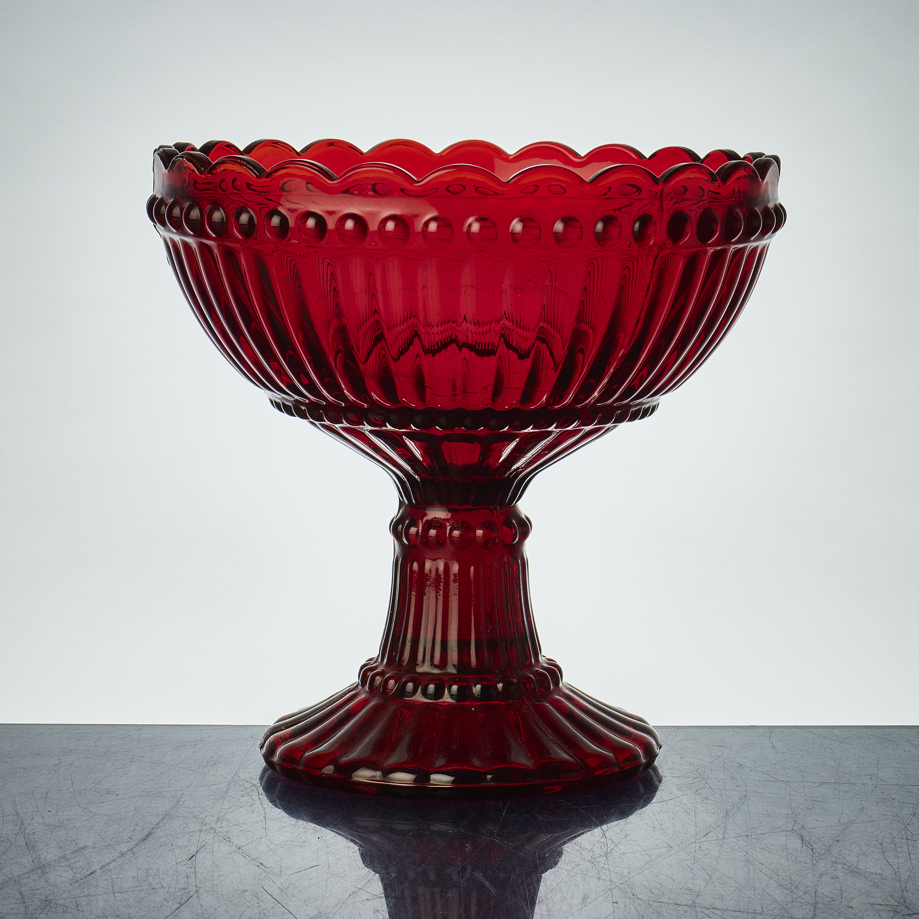 Skål, Marimekko/Iittala. Rött pressglas. Diameter: 20 cm. Höjd: 20 cm.  Metropol - Auktioner i Stockholm och på nätauktion med konst och inredning -