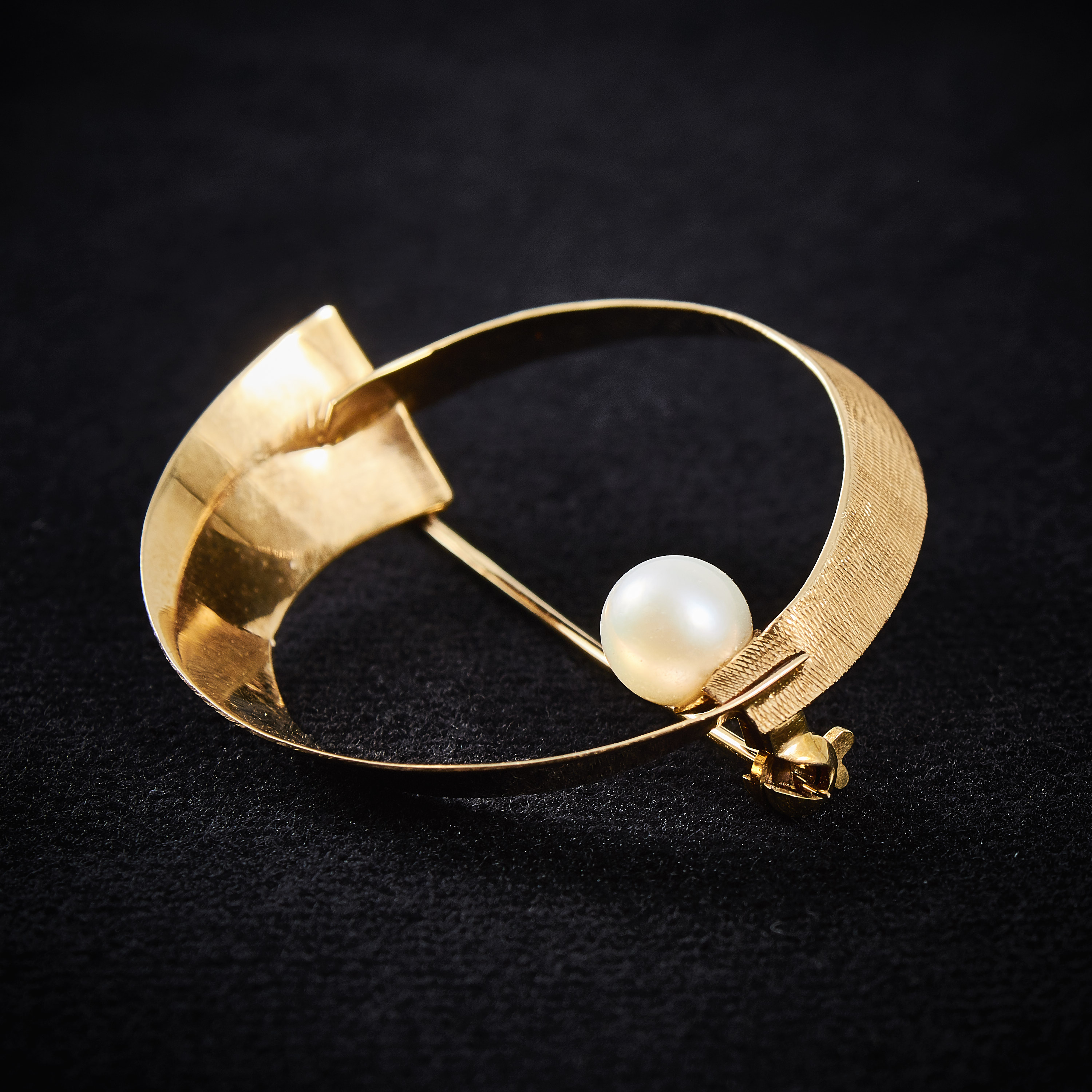 Brosch, 18 k, med pärla, 4 gr. Bredd: 3cm. Höjd: 3cm.. Metropol ...