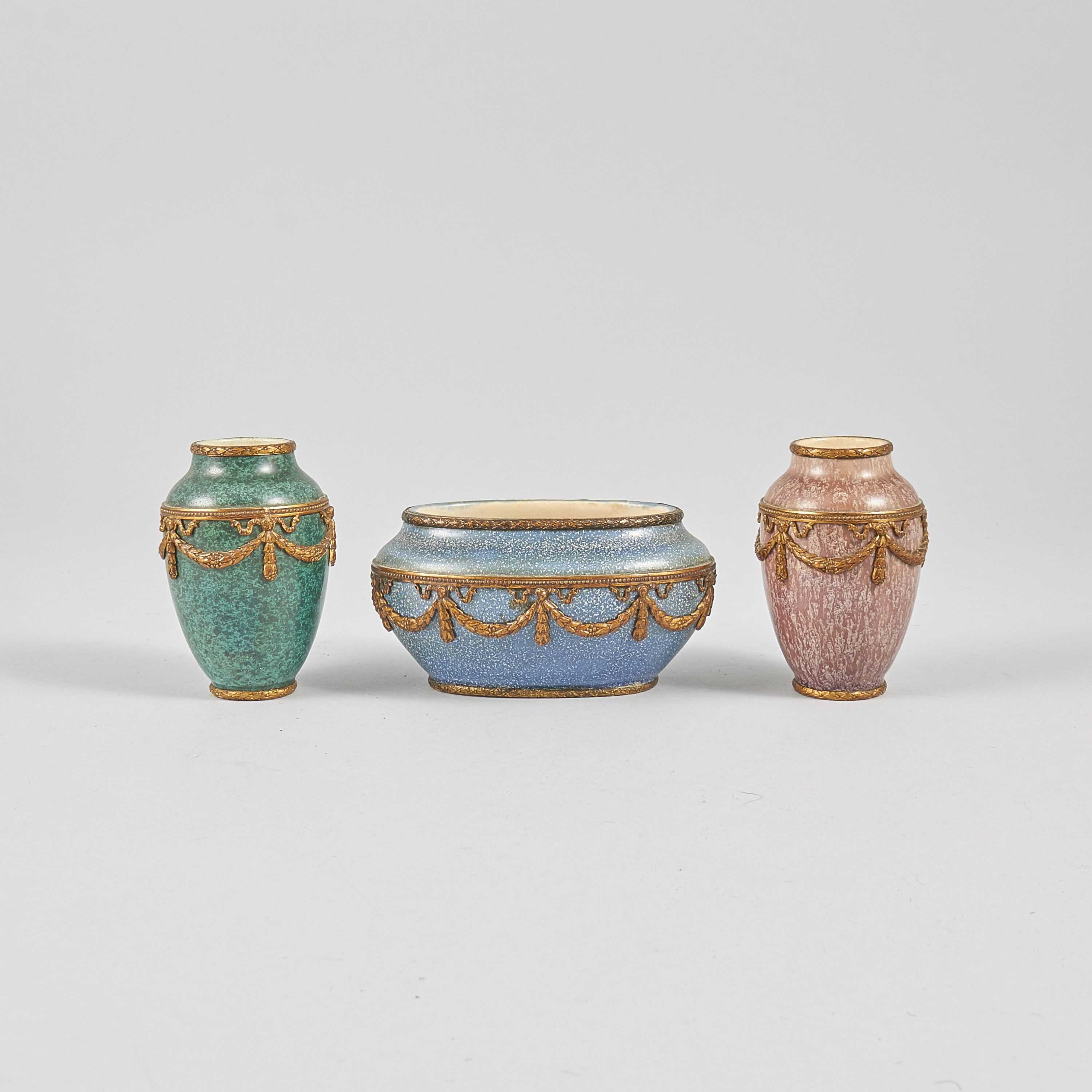 Skål, + par vaser, märkta Sèvres, längd: 12 cm, höjd: 8 cm cm - 1039 9288 -  Metropol Auktioner